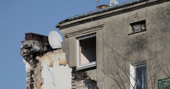 Pierwsza rodzina poszkodowana w wybuchu kamienicy na poznańskim Dębcu odebrała  klucze do nowego mieszkania. To dwupokojowy lokal na sąsiedniej Wildzie. Teraz czeka ich umeblowanie i wyposażenie nowego lokum. Miasto znalazło już sponsorów, którzy urządzą mieszkanie. Lokatorzy mają nadzieję, że Wielkanoc uda się już spędzić "na swoim". Na mieszkania czeka jeszcze 9 poszkodowanych rodzin. 