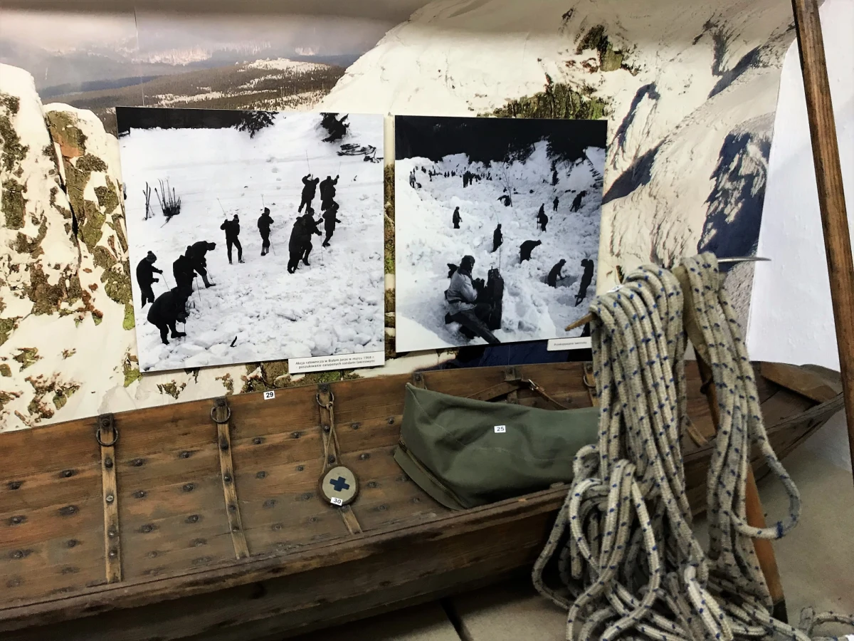 Mimo ostrzeżenia, ruszyli na szlak prosto w śnieżną pułapkę. 50 lat temu lawina w Karkonoszach porwała 24 osoby. 19 z nich zginęło pod zwałami śniegu. To byli młodzi ludzie w wieku 24-27 lat. Akcja ratownicza prowadzona była na niespotykaną skalę. Zaangażowani w nią byli ratownicy GOPR, wojsko, milicja obywatelska, studenci, mieszkańcy Karpacza, Szklarskiej Poręby i turyści. Zobaczcie, jak dziś uczestnicy akcji ratowniczej sprzed 50 lat wspominają te zatrważające godziny…. 