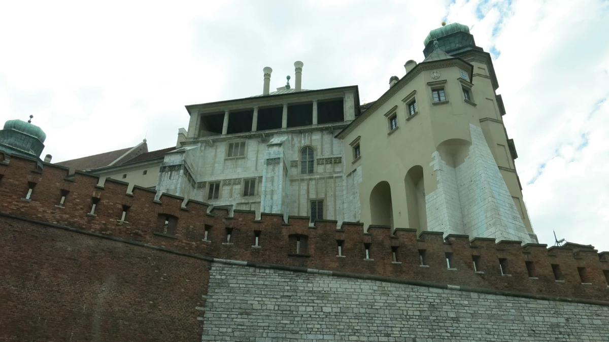 Jako rzecznik Porozumienia Organizacji Kombatanckich i Niepodległościowych w Krakowie wracam do kilkakrotnie opisywanych tu przeze mnie problemów ze wzniesieniem w naszym mieście dwóch pomników poświęconych zbiorowym bohaterom najnowszej historii Polski: „Tym, co stawiali opór komunizmowi w latach 1944-1956” na placu Inwalidów oraz mającej upamiętnić Armię Krajową „Wstęgi Pamięci” na bulwarze Czerwieńskim (między Wawelem a Skałką).