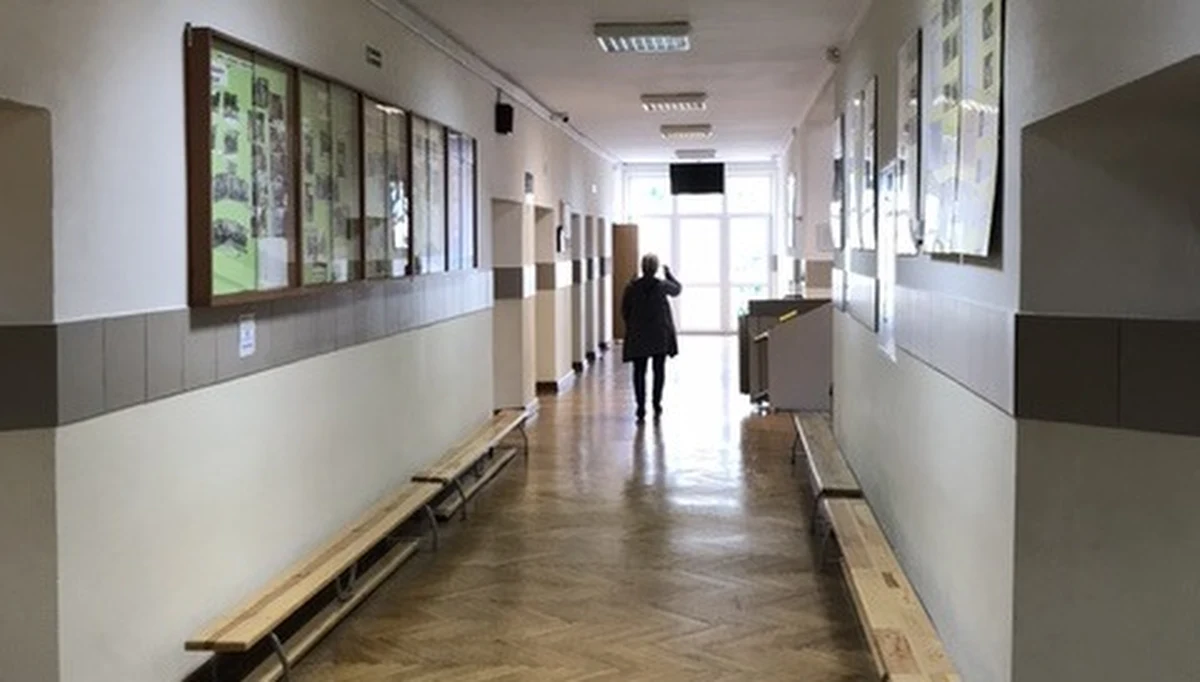 Prokuratura Rejonowa w Kępnie nadzoruje postępowanie policji w sprawie pobicia 16-letniej uczennicy Zespołu Szkół Ponadgimnazjalnych nr 2 przez 17-letnie uczennice. W poniedziałek Rada Pedagogiczna szkoły zapewniła, że wobec uczestników zajścia będą wyciągnięte konsekwencje.