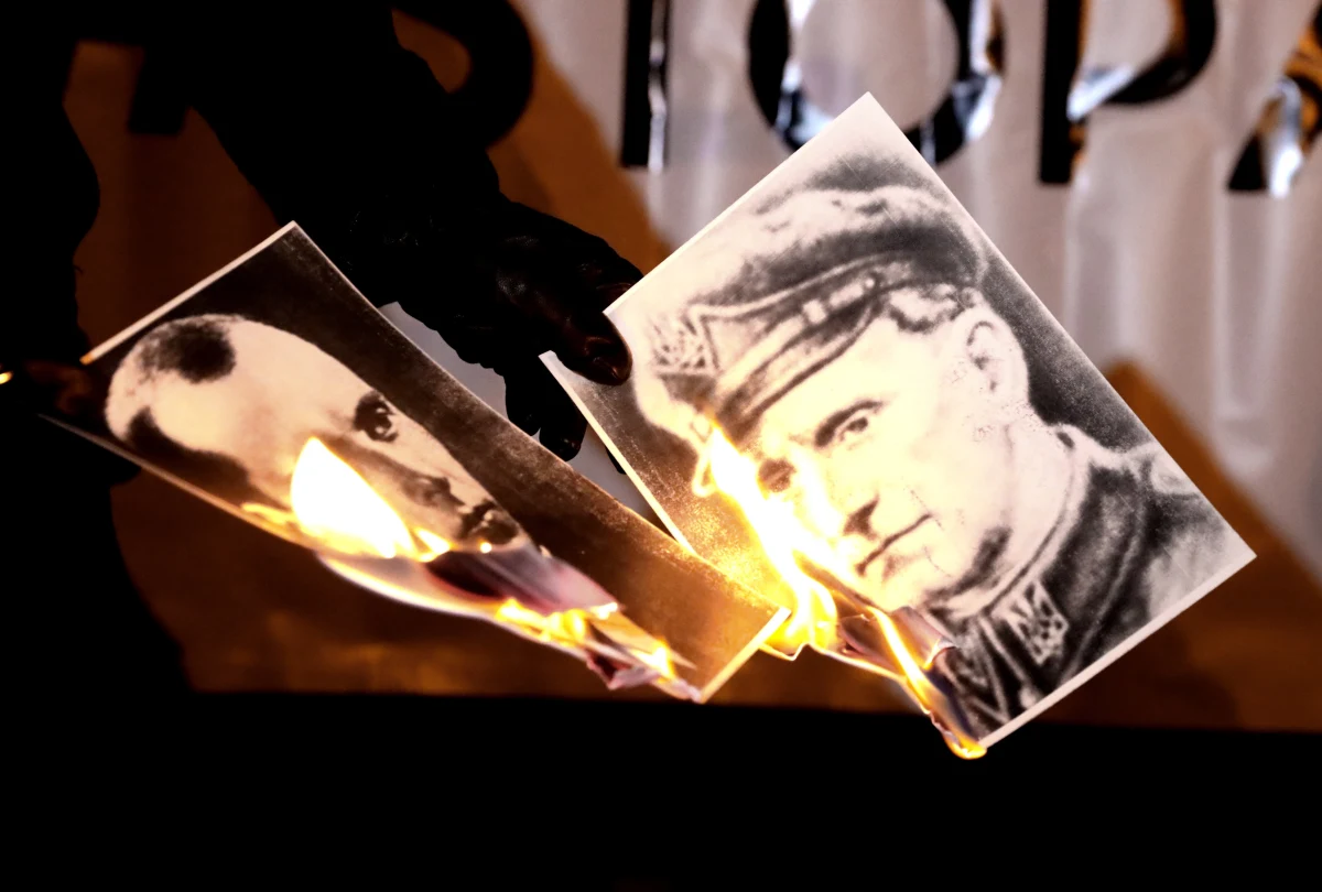 "Szuchewycz morderca", "Bandera zbrodniarz", "Banderowcy ludobójcy" - m.in. takie hasła skandowali przed budynkiem ambasady Ukrainy przedstawiciele środowisk narodowych. Ich zdaniem Ukraina czci morderców i prześladowców Polaków.