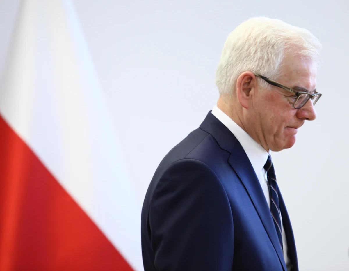 "Jacek Czaputowicz to jedna z ostatnich osób w PiS, która mogłaby kreować politykę zagraniczną i podejmować samodzielne decyzje" - mówią nieoficjalnie politycy partii rządzącej. "Musi tańczyć do rytmu wystukanego na Nowogrodzkiej" - dodaje jeden z posłów PiS.  Wszyscy rozmówcy zaznaczają, że nie mają zastrzeżeń wobec kompetencji ministra, chodzi raczej o brak zaplecza politycznego szefa polskiej dyplomacji. Jego wycofanie, najwyraźniej było widać, gdy wybuchło napięcie w relacjach ze Stanami Zjednoczonymi i Izraelem po nowelizacji ustawy o IPN. Było to działanie przemyślane, bo Jacek Czaputowicz ma jeden podstawowy cel: nie narazić się Jarosławowi Kaczyńskiemu, po tym jak prezes PiS nazwał go "pewnym eksperymentem". 