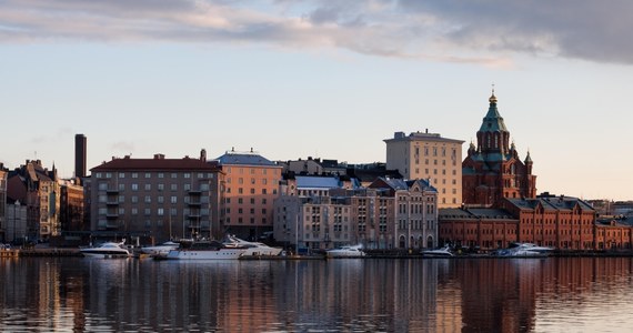 ​Helsinki chcą zarobić na mundialu w Rosji stając się bazą dla turystów, którzy będą nocować w znacznie tańszych hotelach w stolicy Finlandii i jeździć pociągiem na mecze do Sankt Petersburga lub latać do innych miast. "Z Helsinek do St. Petersburga jest tylko 389 kilometrów, a nasz luksusowy szybki pociąg Allegro, którym podroż trwa zaledwie 3,5 godziny, ma cztery odjazdy na dobę w każdą stronę, a podczas mundialu będzie ich sześć" -  powiedział prezes fińskich kolei Ville Melkko.