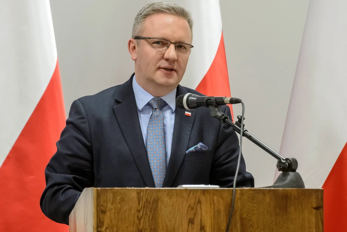 "Prezydent nie wyśle gratulacji panu prezydentowi Putinowi w związku z głosowaniem, jakie odbyło się w Rosji. Uważa, ze to nie jest dobry moment na gratulacje" - powiedział w Porannej rozmowie w RMF FM Krzysztof Szczerski. "Natomiast nie wykluczam, że prezydent wyśle gratulacje, takie formalne, dyplomatyczne, kurtuazyjne w momencie objęcia urzędu na kolejną kadencję przez prezydenta Putina" – dodał szef gabinetu prezydenta. "Pan prezydent podjął decyzję, że nie będzie uczestniczył jako przedstawiciel Polski w mundialu w Rosji. Mówimy na razie o inauguracji"  - podkreślił Szczerski. Pytany o spotkanie prezydenta Andrzeja Dudy z kanclerz Niemiec Angelą Merkel w kontekście gazociągu Nord Stream 2, gość RMF FM odpowiedział: "Kropla dąży skałę". "Przedstawiliśmy nasze stanowisko, wiemy też, jakie jest stanowisko niemieckie. Rozmawialiśmy o Nord Stream 2, pozostaliśmy przy swoim" - stwierdził Szczerski. "Wczoraj temat reparacji został zarysowany (…). Ten temat jest w relacjach polsko-niemieckich. Pamiętajmy, że prezydent oczekuje na zaawansowanie prac eksperckich tutaj w Polsce (…). Stanowisko prezydenta jest bardzo jasne, w każdej rozmowie ten temat się pojawia" – podkreślił szef gabinetu prezydenta. 