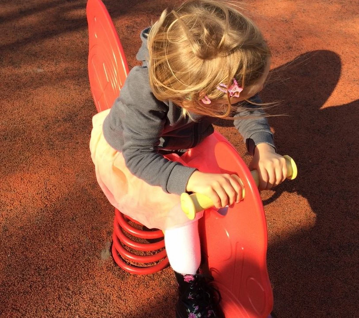 Zarzut znęcania się nad dzieckiem usłyszała kobieta zatrudniona w jednym z niepublicznych przedszkoli w Nowym Sączu. "Chodzi o dwukrotne znęcanie się nad jednym dzieckiem w trakcie zajęć przedszkolnych we wrześniu i październiku ubiegłego roku. Dysponujemy nagraniem zdarzenia, przesłuchujemy rodziców dzieci, które uczęszczały do przedszkola w poszczególnych latach, przesłuchujemy personel placówki i mamy zgromadzoną stosowną dokumentację" – powiedział prok. Jarosław Łukacz.