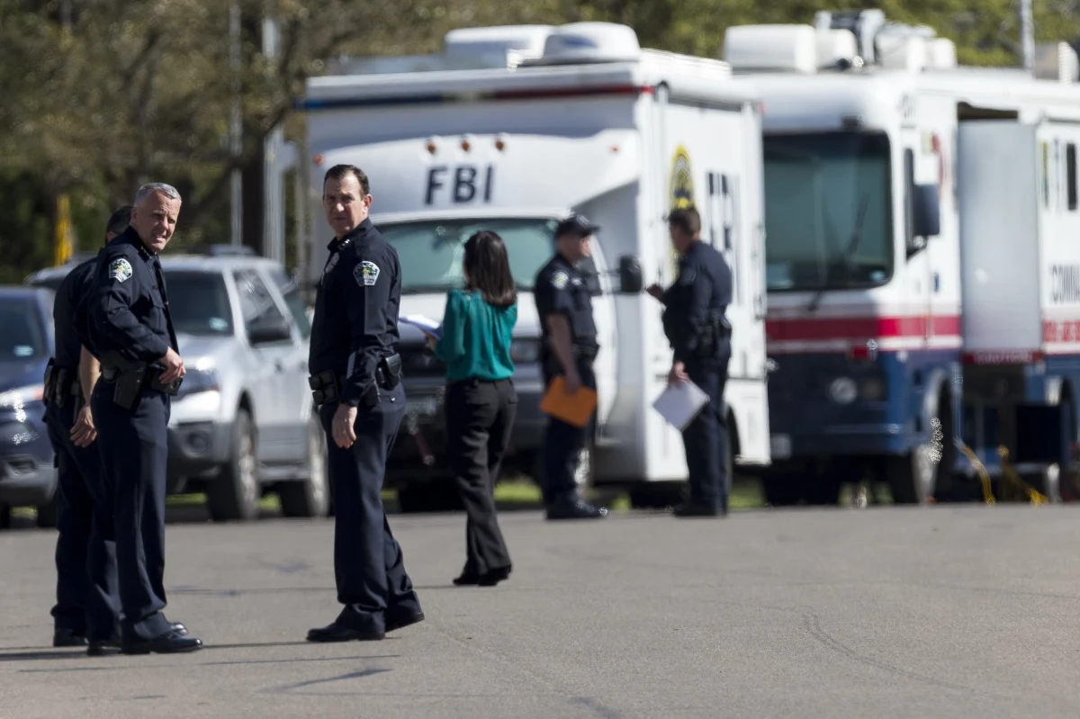 Panika w Austin w Teksasie w Stanach Zjednoczonych. Służby są w pełnej mobilizacji w związku z czwartą już eksplozją w tym mieście. Nikt nie ma już wątpliwości, że za podkładanie bomb odpowiada jedna osoba. Na ulicach Austin są agenci FBI i policjanci, wyznaczono nagrodę za schwytanie sprawcy - informuje korespondent RMF FM w USA Paweł Żuchowski. Do kolejnej eksplozji doszło w San Antonio, a zdarzenie to - zdaniem władz - może mieć związek z podłożeniem bomb w Austin. 
