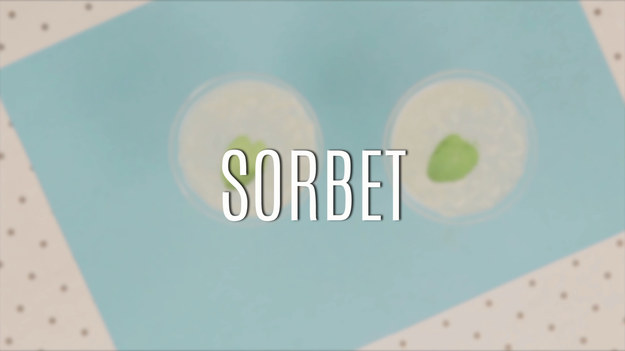 Sorbet to jeden z najprostszych deserów świata. Rozdrobnione, soczyste owoce z dodatkiem napoju, a   wszystko zmrożone - w ten sposób w parę chwil przygotujecie deser, który znakomicie się sprawdzi podczas   letnich upałów. Tym razem mamy dla was wersję tylko dla dorosłych - oto sorbet z cytryny, zrobiony na bazie   białego wina musującego. Będziecie zaskoczeni tym wybornym, orzeźwiającym smakiem!