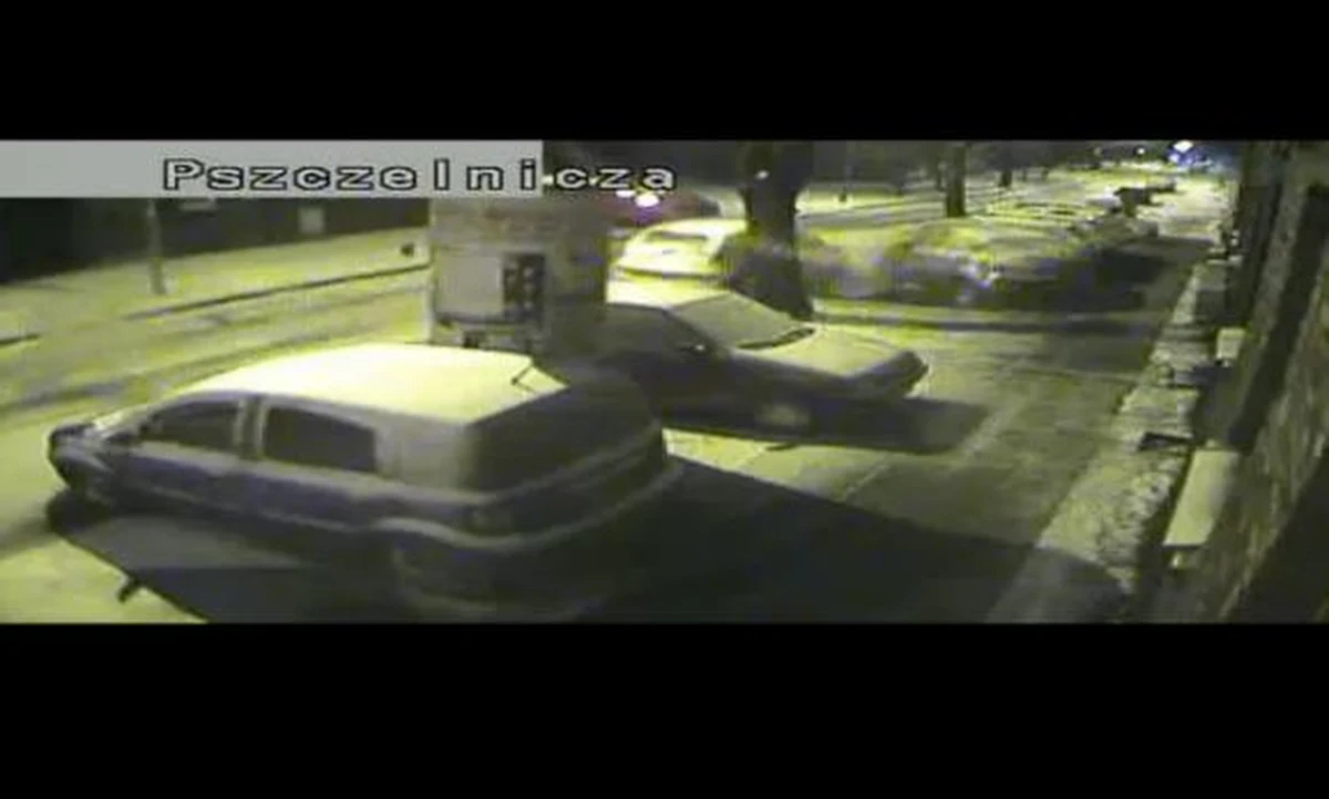 Nocna jazda dla kierującej punto zakończyła się na zaparkowanych przy jezdni samochodach. Przyczyną tego z całą pewnością nie były warunki atmosferyczne, lecz krążący w krwi kobiety alkohol. Wezwani na miejsce policjanci zbadali stan trzeźwości siemianowiczanki. Okazało się, że miała w organizmie blisko 2,5 promila alkoholu. 27-latka noc spędziła w policyjnym areszcie. Usłyszała już zarzut za kierowanie w stanie nietrzeźwości.