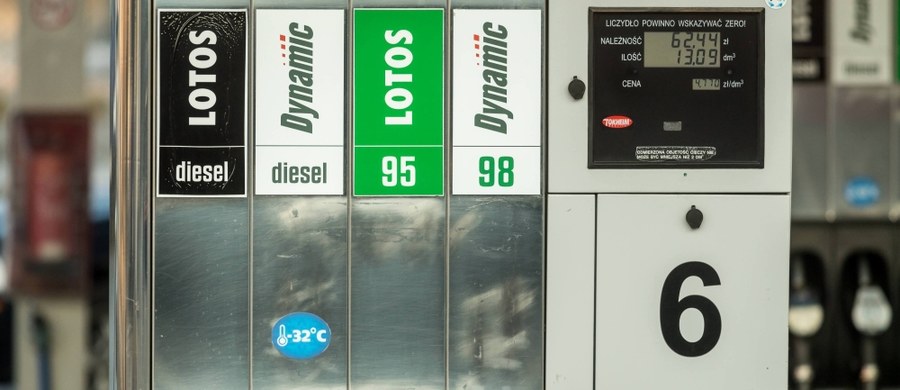 Nowy podatek paliwowy coraz bliżej. Rząd przyjął dziś projekt ustawy o biokomponentach i biopaliwach ciekłych. Jest w nim zapis o wprowadzeniu tak zwanej opłaty emisyjnej. Ma wynieść 8 groszy plus VAT za litr paliwa. Czyli razem 10 groszy.