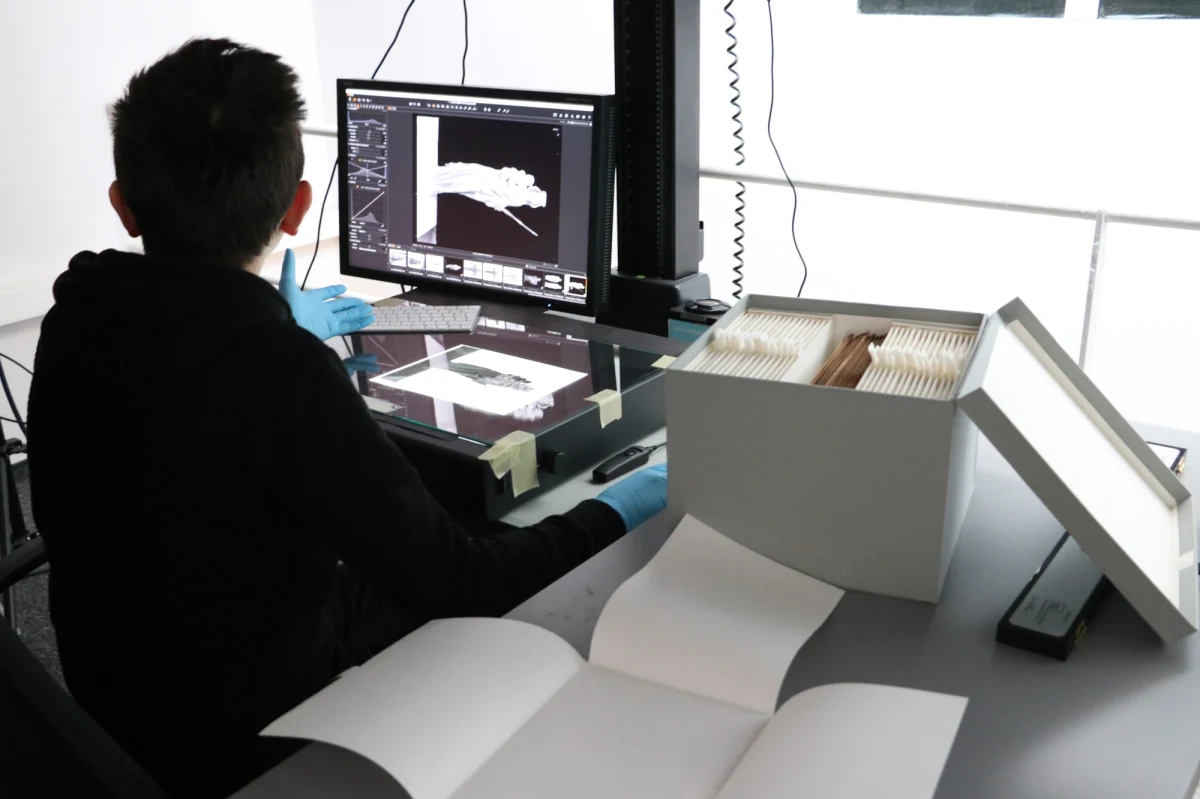 Zdjęcia i opisy ponad 130 tys. dzieł sztuki ze zbiorów Muzeum Narodowego w Krakowie będą prezentowane w portalu internetowym, którym ma powstać do września 2019 roku. "Chcemy podzielić się w wirtualnym świecie naszymi skarbami" - powiedział we wtorek dyrektor MNK Andrzej Betlej.