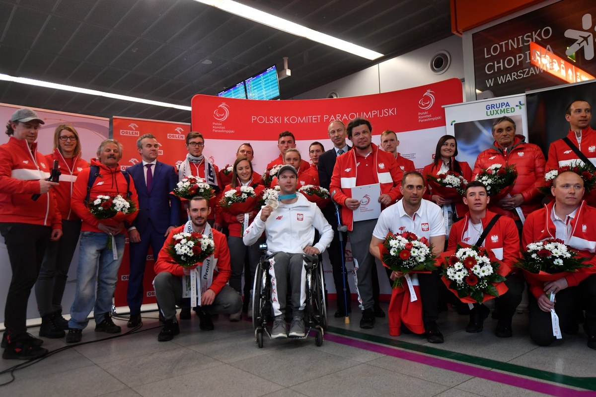 Polscy paraolimpijczycy wrócili z Pjongczangu do kraju. Biało-czerwoni przywieźli z igrzysk jeden medal: brąz wywalczył w slalomie gigancie ścigający się na monoski alpejczyk Igor Sikorski. "Zdobyliśmy upragniony medal. Dokonaliśmy tego, czego nie udało się dokonać w Soczi. Pokazaliśmy, że możemy rywalizować w narciarstwie alpejskim, że możemy też bardzo dobrze występować w narciarstwie biegowym. Cieszę się, że udało nam się pokonać światowe potęgi w tych sportach. To wielki sukces" - podkreślił prezes Polskiego Komitetu Paraolimpijskiego Łukasz Szeliga.