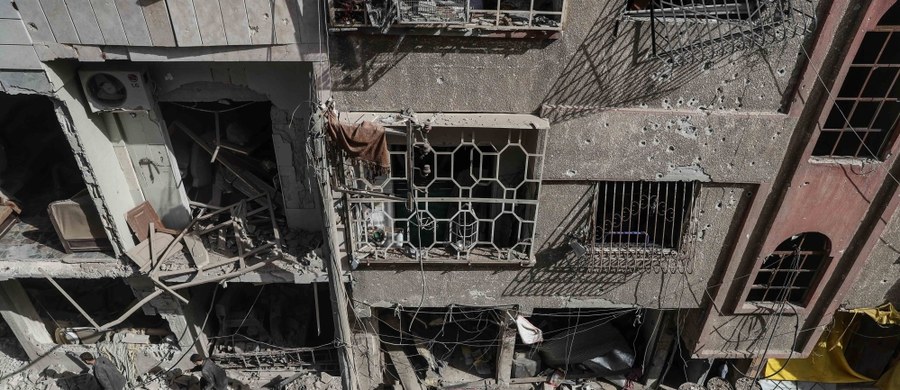 Syryjska telewizja państwowa poinformowała, że co najmniej 35 cywilów poniosło śmierć, a 15 zostało rannych, gdy we wtorek pocisk rakietowy eksplodował na zatłoczonym targowisku na wschodnich przedmieściach Damaszku.