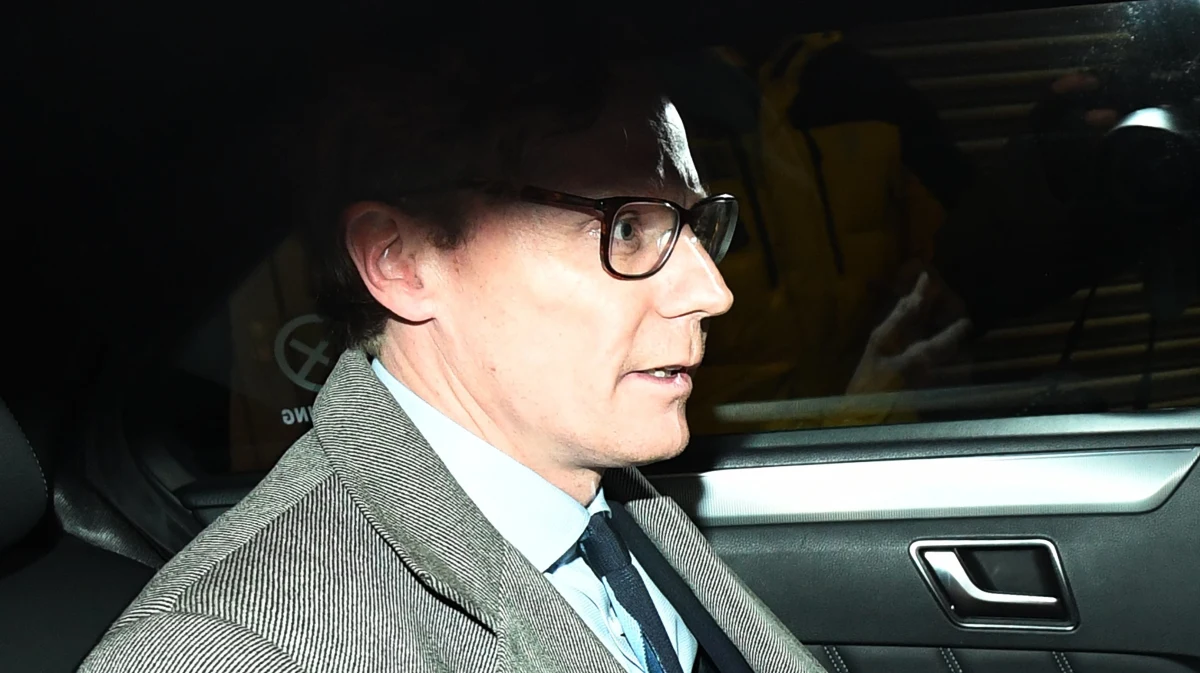 Kontrowersyjna brytyjska firma doradcza Cambridge Analytica poinformowała o zawieszeniu w obowiązkach swego prezesa Alexandra Nixa - jednej z centralnych postaci głośnego dziennikarskiego śledztwa ws. działalności tej firmy przeprowadzonego przez telewizję Channel 4. Z upublicznionych przez stację nagrań, zarejestrowanych ukrytą kamerą, wynika, że Cambridge Analytica proponowała potencjalnym klientom usługi polegające na szantażowaniu politycznych rywali i rozpowszechnianiu fałszywych wiadomości, by zniszczyć ich reputację. Firma miała pracować m.in. na rzecz kampanii prezydenckiej Donalda Trumpa w 2016 roku.