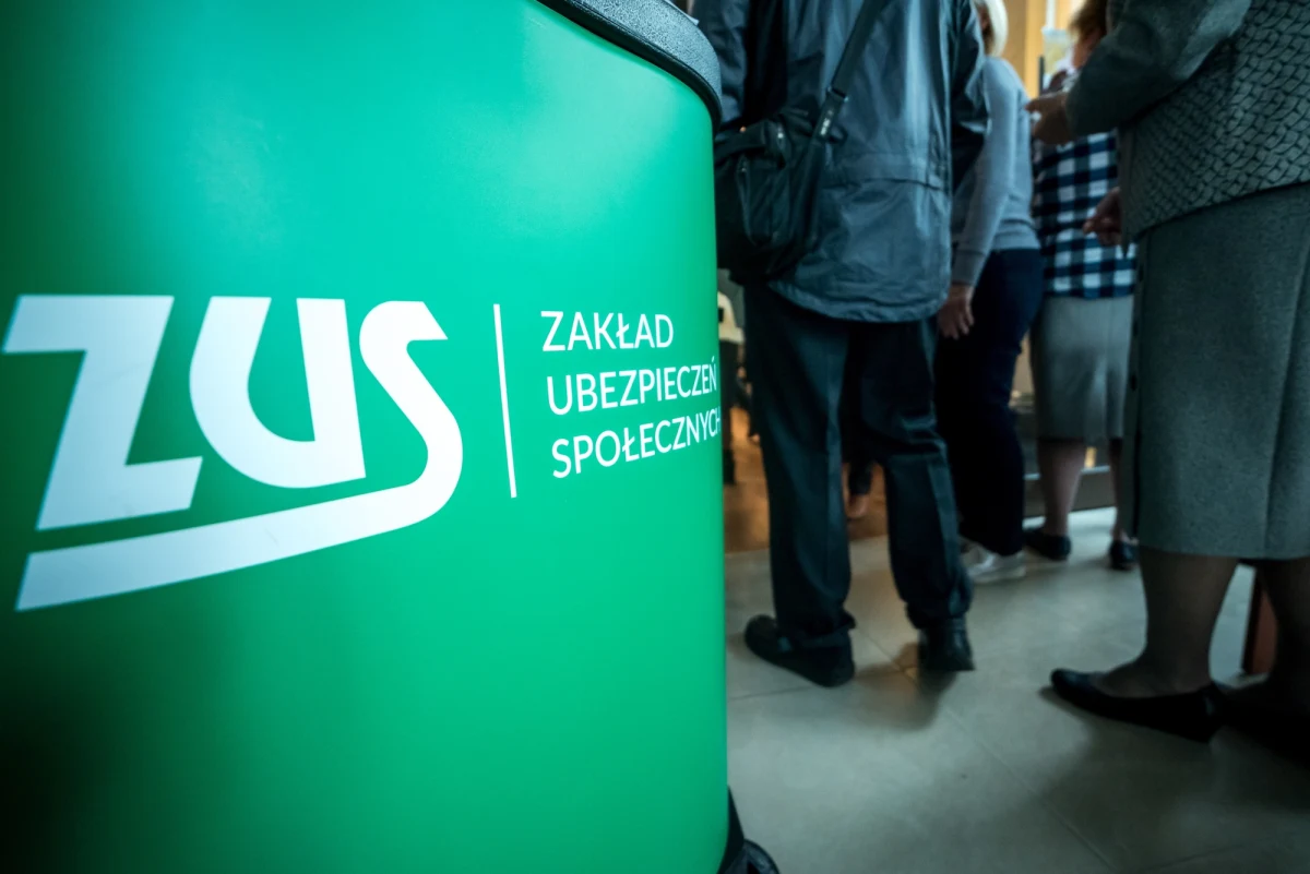 Na indywidualnych kontach płacących składki w Zakładzie Ubezpieczeń Społecznych zaksięgowanych zostało 60 mld złotych. To o około 10 proc. więcej niż w pierwszych trzech miesiącach ubiegłego roku. Do firm zalegających ze składkami Zakład wysłał ponad 118 tys. listów z rozliczeniem wpłat i zadłużenia. "Pod względem wpływów każdy z miesięcy 2018 roku jest lepszy od pierwszych trzech miesięcy ubiegłego roku. Zdecydowanie spadła też liczba błędnych przelewów" - powiedział rzecznik ZUS Wojciech Andrusiewicz.