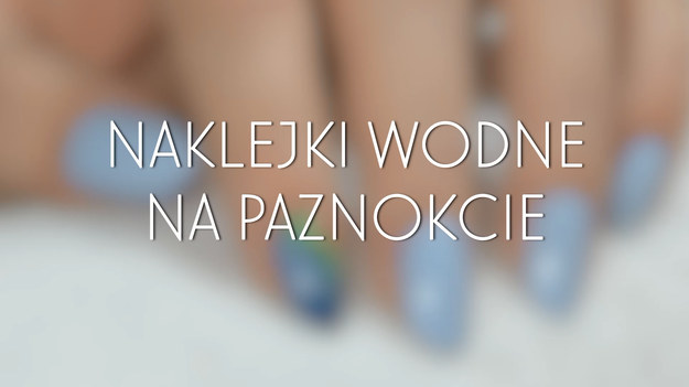 Naklejki wodne to jeden z prostszych sposobów na ubarwienie naszych paznokci - prostym sposobem możecie przyozdobić swoje dłonie niesamowitymi wzorami i kolorami, które trudno wyczarować w tradycyjny sposób - malując kolejnymi warstwami lakieru. Naklejki wodne można dostać niemal w każdym sklepie z kosmetykami, jednak niewiele z nas wie, jak je odpowiednio nakładać. Zobaczcie nasz poradnik, jak odpowiednio nakładać naklejki wodne na paznokcie - to wbrew pozorom naprawdę proste!