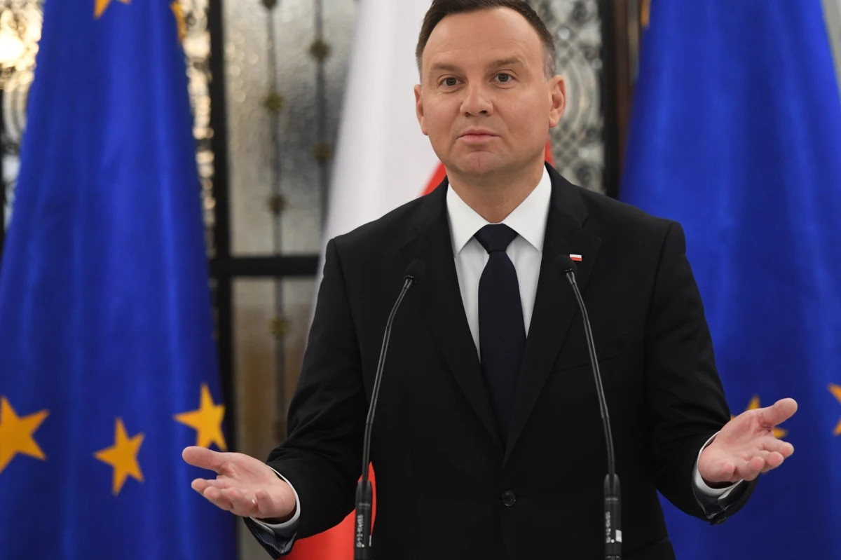 ​Bardzo wysoko oceniam expose przedstawione przez szefa MSZ Jacka Czaputowicza - powiedział prezydent Andrzej Duda. Jak wyjaśnił, w wystąpieniu ministra spraw zagranicznych ucieszyło go podkreślenie współdziałania prezydenta, premiera, szefa MSZ i parlamentu w sprawie budowania relacji międzynarodowych. Stwierdził też, że "powinniśmy dbać o to, by europejski projekt trwał, w takim kształcie, jaki był mu nadawany przez ojców Unii Europejskiej".