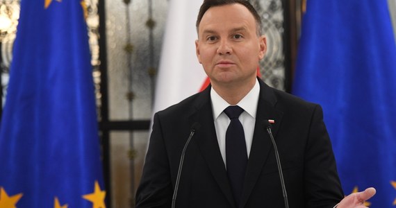 ​Bardzo wysoko oceniam expose przedstawione przez szefa MSZ Jacka Czaputowicza - powiedział prezydent Andrzej Duda. Jak wyjaśnił, w wystąpieniu ministra spraw zagranicznych ucieszyło go podkreślenie współdziałania prezydenta, premiera, szefa MSZ i parlamentu w sprawie budowania relacji międzynarodowych. Stwierdził też, że "powinniśmy dbać o to, by europejski projekt trwał, w takim kształcie, jaki był mu nadawany przez ojców Unii Europejskiej".