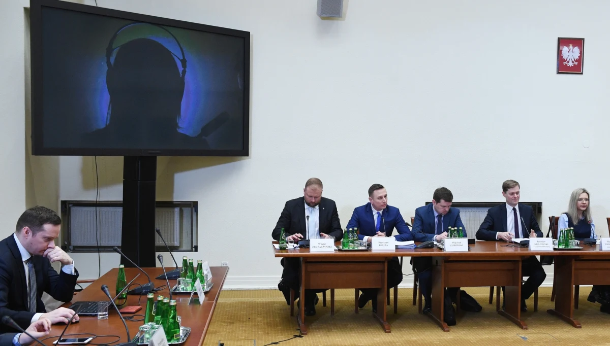 Komisja śledcza badająca aferę Amber Gold w czwartek podejmie próbę przesłuchania kolejnego świadka z zachowaniem jego anonimowości. Tak w rozmowie z RMF FM zapewnia Małgorzata Wasserman. W środę takie przesłuchanie - agentki ABW zajmującej się Amber Gold - zakończyło się jej częściową dekonspiracją. Głos funkcjonariuszki nie został zniekształcony. Przyczyna tego incydentu będzie dopiero wyjaśniana. Obsługą techniczną przesłuchań tego rodzaju zajmuje się sama Agencja Bezpieczeństwa Wewnętrznego.