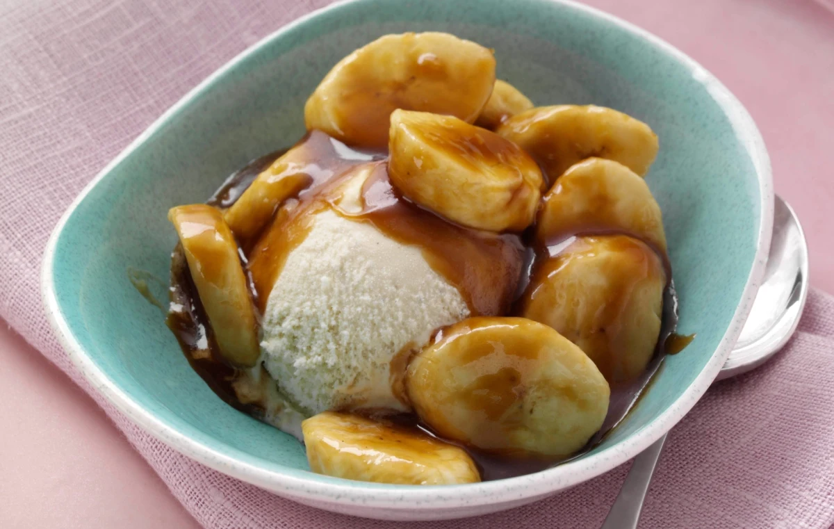 Naukowcy z Kolumbii i Kanady proponują, by w przyszłości wszystkie lody były... bananowe. Ale uspokajają miłośników czekoladowych, czy waniliowych przysmaków, że nie chodzi o bananowy smak, a bananowy wkład, wpływający na konsystencję lodów, ich trwałość i kaloryczność. Badacze Universidad Pontificia Bolivariana i University of Guelph sugerują, by do lodów dodawać pochodzące z łodyg bananowca nanowłókna celulozy, które - jak potwierdzili - sprawiają, że lody są bardziej odporne na temperaturę, wolniej się topią, a równocześnie zachowują milszą dla podniebienia strukturę nawet przy zmniejszonej ilości tłuszczu. Swoje wnioski prezentują podczas konferencji American Chemical Society w Nowym Orleanie.