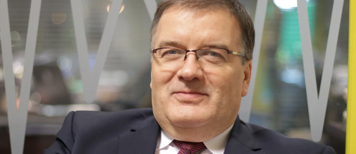 „Relacje z Rosją są bardzo trudne, ale nie z winy Polaków, tylko z winy Rosjan” – mówił w Popołudniowej rozmowie w RMF FM prezydencki minister Andrzej Dera, wypytywany o plany „pragmatycznej” polityki Jacka Czaputowicza wobec kraju Władimira Putina. Dera zauważa, że kością niezgody w relacjach polsko-rosyjskich jest sprawa katastrofy w Smoleńsku. „Oni od początku tej sprawy zachowują się tak, że nie współpracują z Polską (…) Oni zakończyli postępowanie z raportem Anodiny” – mówił minister. „Kluczowym błędem polskiej polityki było oddanie śledztwa w ręce Rosjan i to był główny błąd, o którym wszyscy jednogłośnie mówiliśmy. A symbolem tego jest właśnie nieoddany wrak” – zaznaczył. „Poprzednie rządy Platformy Obywatelskiej nie były zainteresowane tym, żeby Polska ten problem rozstrzygnęła, bo oni oddali śledztwo Rosjanom. Oni zrobili rzecz karygodną. To jest rzecz, która nigdy nie powinna mieć miejsca w żadnym demokratycznym państwie” – ocenił gość Marcina Zaborskiego. Na pytanie, czy jest szansa na rozmowę Duda-Putin odpowiedział: „Trzeba rozmawiać z każdym. Wyobrażam sobie, że Polska będzie utrzymywała kontakty dyplomatyczne i polityczne ze wszystkimi swoimi sąsiadami” – powiedział. Według ministra, z Władimirem Putinem rozmawiają przywódcy wielu silnych krajów, więc Polska też powinna. „Rozmawia z Rosją prezydent Stanów Zjednoczonych, kanclerz Niemiec, prezydent Francji. Nie jesteśmy gorszymi, żeby nie rozmawiać” – mówił.