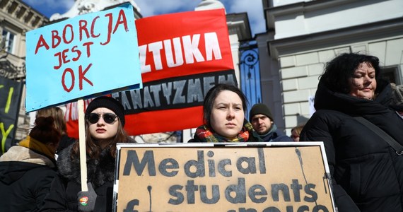 "Edukacja zamiast zakazów", "Aborcja wolna od (o)sądów - m.in. takie hasła prezentowali studenci pikietujący przed UW przeciw projektowi "Zatrzymaj aborcję". Przeszli też przed siedziby Ministerstwa Zdrowia i kurii, gdzie doszło do przepychanek z policją. Wcześniej przed MZ pikietowali przeciwnicy aborcji. 