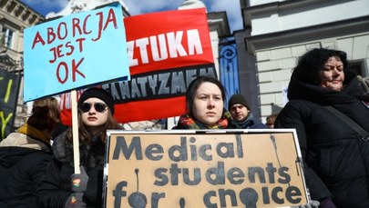 Protesty przeciwko projektowi "Zatrzymaj aborcję". "Aborcja wolna od (o)sądów"