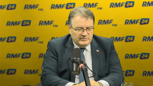 „Relacje z Rosją są bardzo trudne, ale nie z winy Polaków, tylko z winy Rosjan” – mówił w Popołudniowej rozmowie w RMF FM prezydencki minister Andrzej Dera, wypytywany o plany „pragmatycznej” polityki Jacka Czaputowicza wobec Rosji. Dera zauważa, że kością niezgody w relacjach polsko-rosyjskich jest sprawa katastrofy w Smoleńsku. „Oni od początku tej sprawy zachowują się tak, że nie współpracują z Polską (…) Oni zakończyli postępowanie z raportem Anodiny” – mówił minister. „Kluczowym błędem polskiej polityki było oddanie śledztwa w ręce Rosjan i to był główny błąd, o którym wszyscy jednogłośnie mówiliśmy. A symbolem tego jest właśnie nieoddany wrak” – zaznaczył. „Poprzednie rządy Platformy Obywatelskiej nie były zainteresowane tym, żeby Polska ten problem rozstrzygnęła, bo oni oddali śledztwo Rosjanom. Oni zrobili rzecz karygodną. To jest rzecz, która nigdy nie powinna mieć miejsca w żadnym demokratycznym państwie” – ocenił gość Marcina Zaborskiego. Na pytanie, czy jest szansa na rozmowę Duda-Putin odpowiedział: „Trzeba rozmawiać z każdym. Wyobrażam sobie, że Polska będzie utrzymywała kontakty dyplomatyczne i polityczne ze wszystkimi swoimi sąsiadami” – powiedział. Według ministra, z Władimirem Putinem rozmawiają przywódcy wielu silnych krajów, więc Polska też powinna. „Rozmawia z Rosją prezydent Stanów Zjednoczonych, kanclerz Niemiec, prezydent Francji. Nie jesteśmy gorszymi, żeby nie rozmawiać” – mówił.