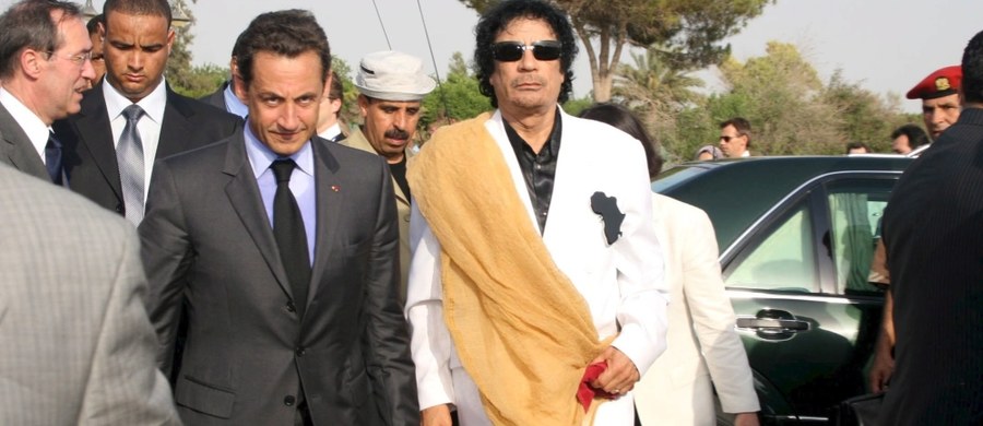 Były prezydent Francji Nicolas Sarkozy został postawiony w stan oskarżenia i objęty nadzorem sądowym w związku z zarzutami o korupcję, nielegalne finansowanie kampanii prezydenckiej i zatajenie libijskich środków publicznych - podaje tygodnik "L'Obs". Policyjni śledczy zakończyli przesłuchanie byłego prezydenta Francji. Sarkozy, którego zatrzymano we wtorek, wyszedł z aresztu. Śledczy podejrzewają, że zwycięską kampanię wyborczą Sarkozy’ego sprzed 11 lat współfinansował nielegalnie ówczesny libijski dyktator Muammar Kaddafi.
