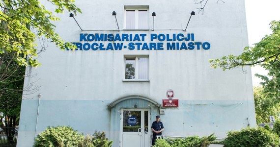 "Nie jestem usatysfakcjonowany" -  tak ojciec Igora Stachowiaka komentuje zarzuty dla czterech byłych policjantów oskarżonych ws. śmierci jego syna. Usłyszeli oni zarzuty przekroczenie uprawnień i znęcanie się nad osobą pozbawioną wolności. "Ja jestem przekonany, że na tym komisariacie zabito mojego syna" – mówi PAP Maciej Stachowiak.