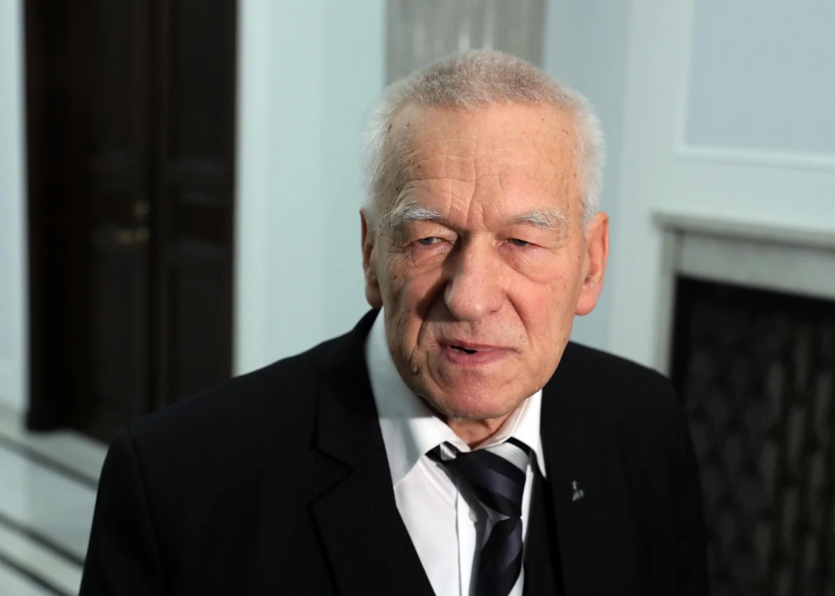 Wypowiedzi Kornela Morawieckiego nie odzwierciedlają stanowiska polskiego rządu - powiedział wiceszef MSZ Bartosz Cichocki, komentując słowa marszałka seniora w sprawie roli Żydów w Holokauście. "My chcemy odnosić się do historii w sposób naukowy, zapewniający wszystkim uczestnikom swobodę badań i swobodę wypowiedzi na gruncie poszanowania wzajemnej wrażliwości" - dodał wiceminister Cichocki.