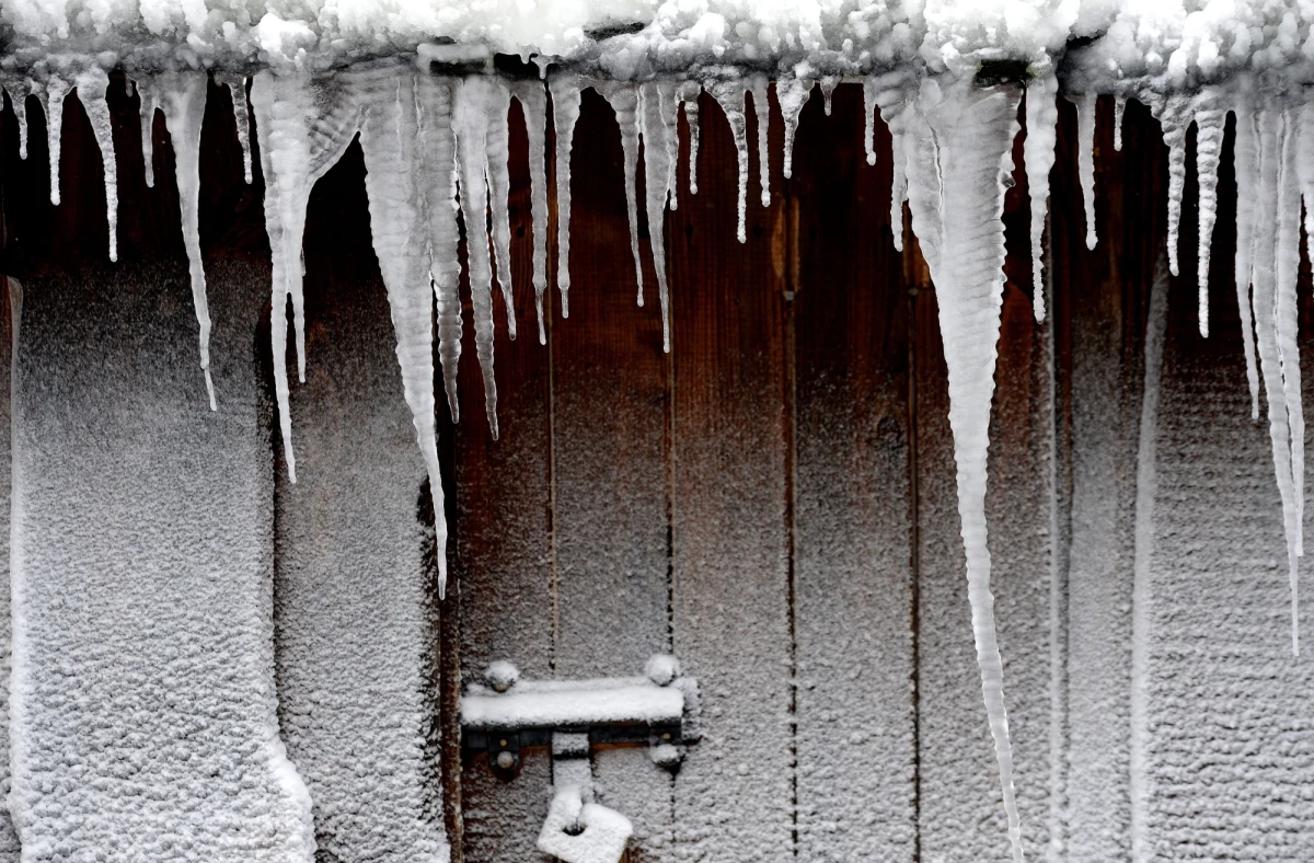 Minus 19 stopni pokazywały o poranku termometry w Ustrzykach Górnych w Bieszczadach. Powyżej górnej granicy lasu nadal obowiązuje drugi stopień zagrożenia lawinowego. "Jest bezwietrznie i słonecznie. Wszędzie panuje bardzo dobra widoczność" – powiedział ratownik dyżurny bieszczadzkiej grupy GOPR Hubert Marek.