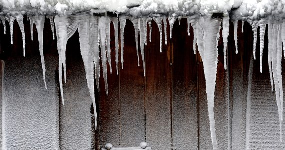 Minus 19 stopni pokazywały o poranku termometry w Ustrzykach Górnych w Bieszczadach. Powyżej górnej granicy lasu nadal obowiązuje drugi stopień zagrożenia lawinowego. "Jest bezwietrznie i słonecznie. Wszędzie panuje bardzo dobra widoczność" – powiedział ratownik dyżurny bieszczadzkiej grupy GOPR Hubert Marek.