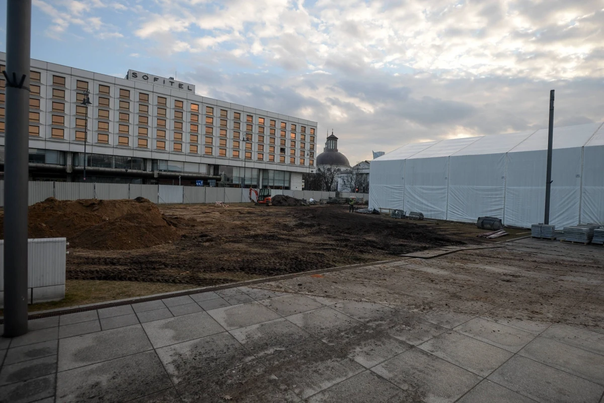 Pieniądze na budowę pomnika ofiar katastrofy smoleńskiej oraz Lecha Kaczyńskiego będą zbierane dłużej. Społeczny komitet budowy pomników złożył wniosek o przedłużenie zbiórki do 10 listopada, czyli do momentu planowanego odsłonięcia pomnika byłego prezydenta - informuje dziennikarz RMF FM Mariusz Piekarski. 