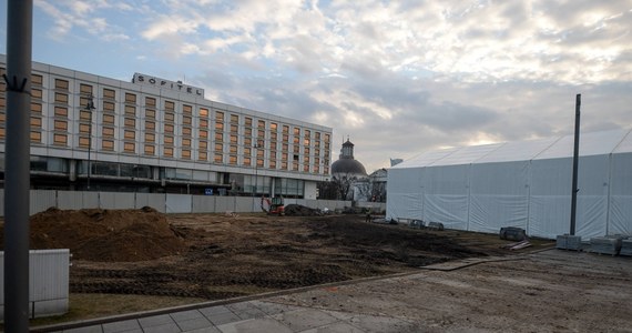 Pieniądze na budowę pomnika ofiar katastrofy smoleńskiej oraz Lecha Kaczyńskiego będą zbierane dłużej. Społeczny komitet budowy pomników złożył wniosek o przedłużenie zbiórki do 10 listopada, czyli do momentu planowanego odsłonięcia pomnika byłego prezydenta - informuje dziennikarz RMF FM Mariusz Piekarski. 