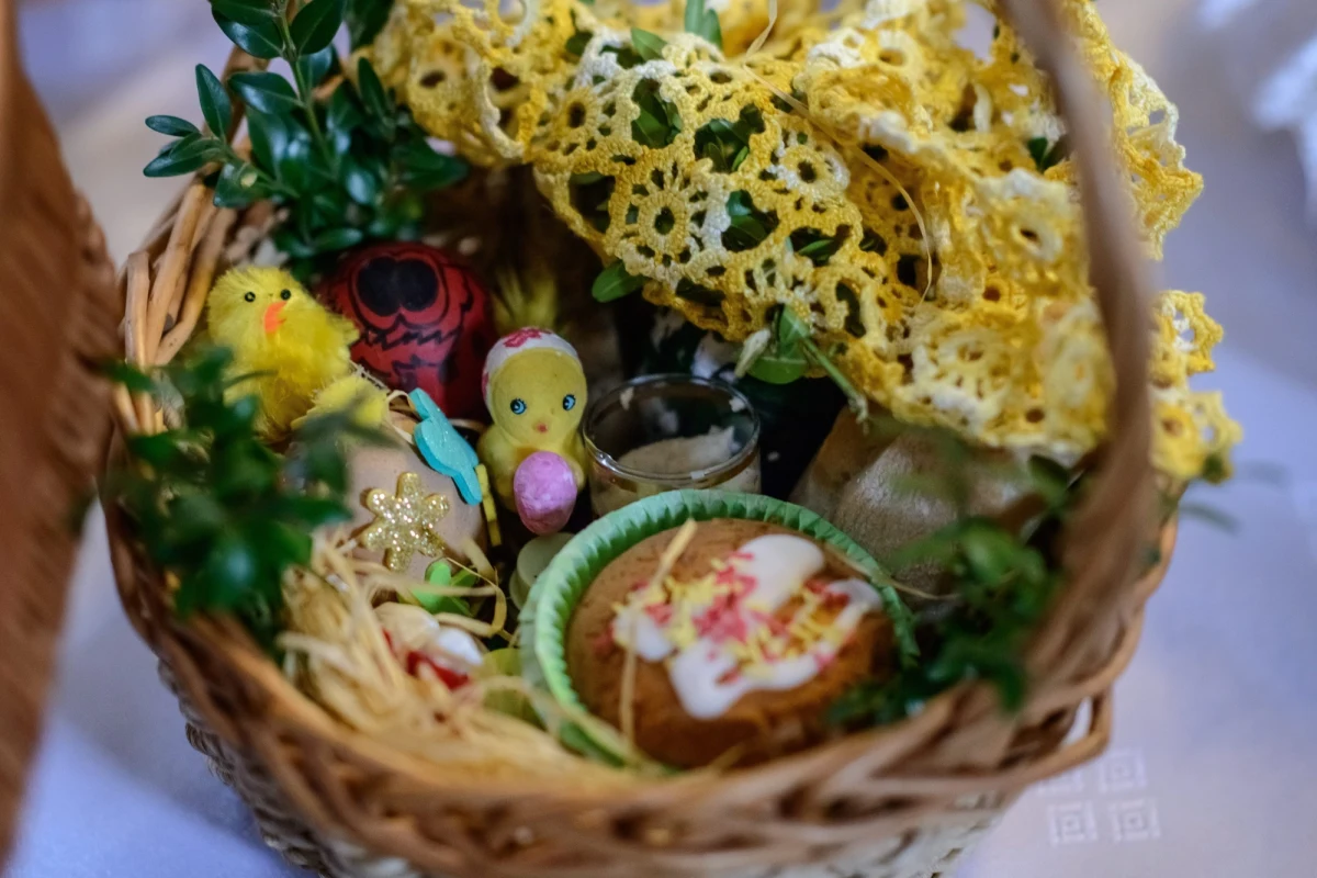 Kilkanaście złotych więcej niż przed rokiem zapłacimy w tym roku średnio za jedzenie na Wielkanoc. Polska Federacja Producentów Żywności wzięła pod lupę ceny produktów, które trafiają do wielkanocnego koszyka: miedzy innymi jajek, chrzanu, białej kiełbasy i cukru.