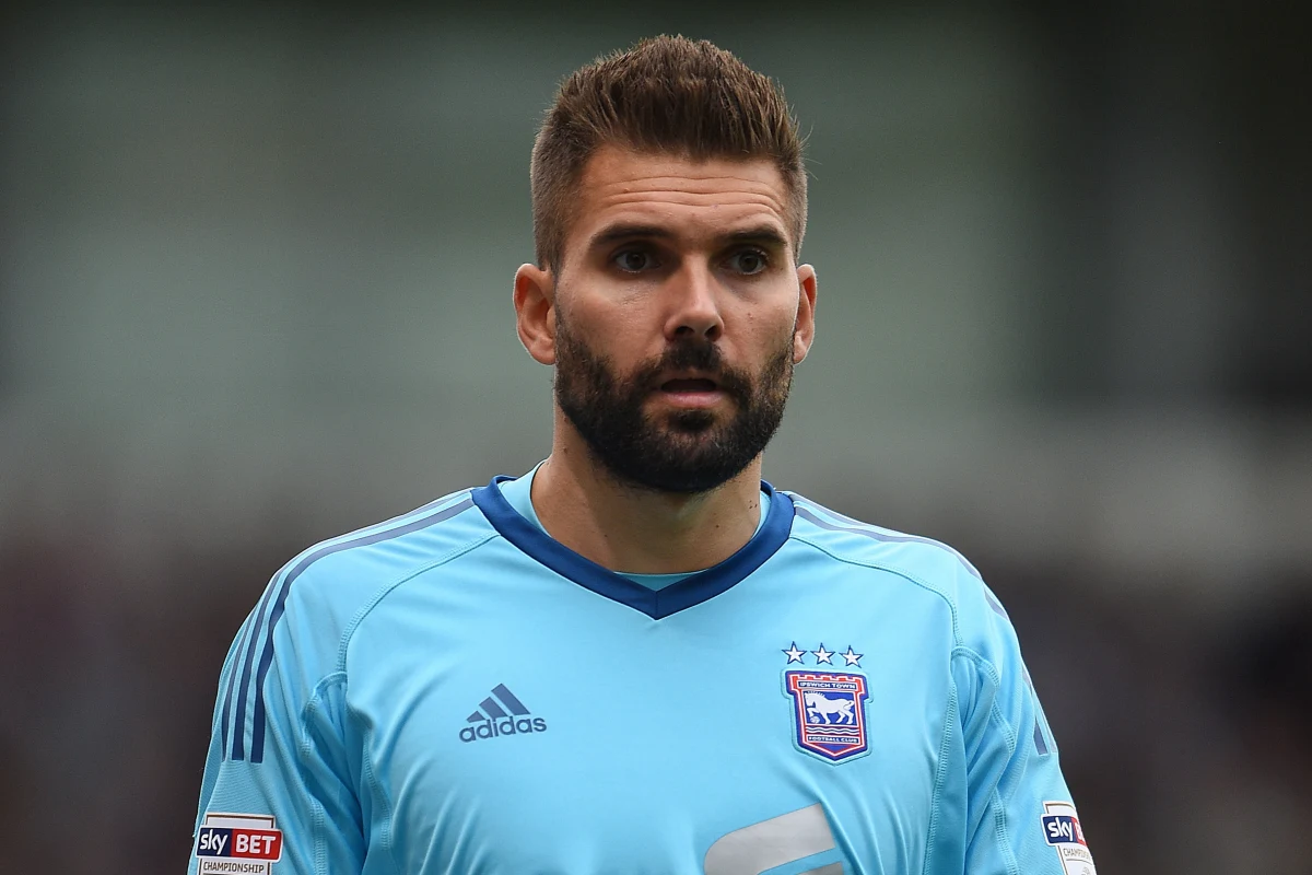 ​Powołany po raz pierwszy do piłkarskiej reprezentacji Polski bramkarz angielskiego drugoligowca Ipswich Town Bartosz Białkowski przyznał, że największe wrażenie zrobiło na nim duże zainteresowanie i otoczka wokół drużyny narodowej. "Zostałem bardzo ciepło przyjęty. Na pierwszej kolacji zawodnicy, którzy są pierwszy raz na zgrupowaniu reprezentacji, zostali przedstawieni reszcie zespołu. Kilku chłopaków znam od dawna i ten pierwszy kontakt z drużyną był łatwiejszy. Na własnej skórze przekonałem się, że atmosfera w tym zespole jest wyjątkowa" - przyznał bramkarz Ipswich Town.