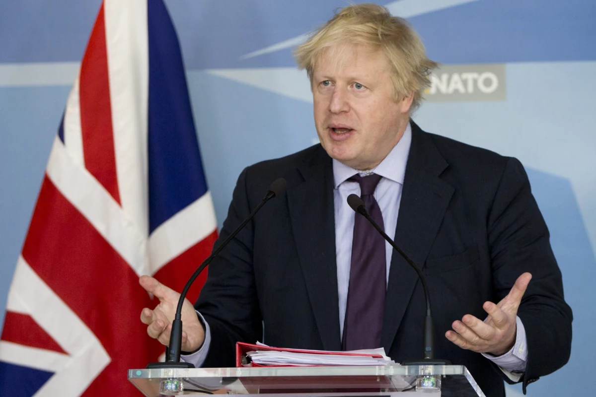 ​Rzecznik Kremla Dmitrij Pieskow nazwał "ohydną", "obraźliwą" i "nie do zaakceptowania" wypowiedź szefa MSZ Wielkiej Brytanii Borisa Johnsona, który porównał zbliżające się mistrzostwa świata w piłce nożnej w Rosji do olimpiady w Niemczech pod rządami Hitlera. "To absolutnie ohydna wypowiedź, ona nie przystoi ministrowi spraw zagranicznych jakiegokolwiek kraju. Jest bez wątpienia obraźliwa i nie do zaakceptowania" - powiedział Pieskow. 