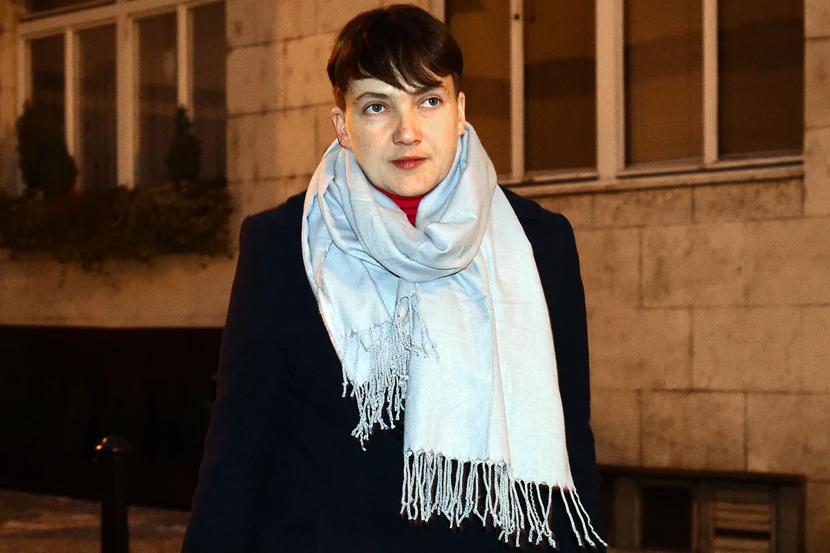 Rada Najwyższa (parlament) Ukrainy pozbawiła w czwartek immunitetu poselskiego i zgodziła się na aresztowanie deputowanej Nadii Sawczenko, którą prokurator generalny Jurij Łucenko oskarżył o planowanie ataku terrorystycznego w gmachu tej instytucji. Kilkanaście minut po głosowaniach parlamentarnych w tych sprawach przedstawiono Sawczenko zarzuty po czym deputowana, wraz ze śledczym i w świetle kamer telewizyjnych, udała się z gmachu Rady Najwyższej pieszo na przesłuchanie do Służby Bezpieczeństwa Ukrainy.