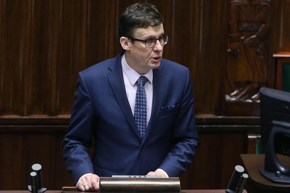 ​Bez opinii kolegium sądu oraz Krajowej Rady Sądownictwa minister sprawiedliwości nie będzie mógł podjąć decyzji o odwołaniu prezesa lub wiceprezesa sądu - przewiduje przygotowany przez PiS projekt zmian w ustawach o ustroju sądów powszechnych i o Sądzie Najwyższym.
