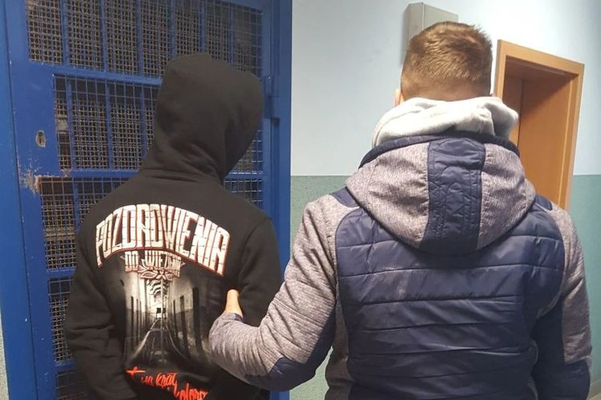 ​Gdańska policja zatrzymała dwóch mężczyzn podejrzewanych o pobicie pasażera miejskiego autobusu po tym, jak ten zwrócił im uwagę, gdy pili w pojeździe alkohol. Z uwagi na chuligański charakter zdarzenia 19- i 26-latkowi może grozić kara do 5 lat więzienia.