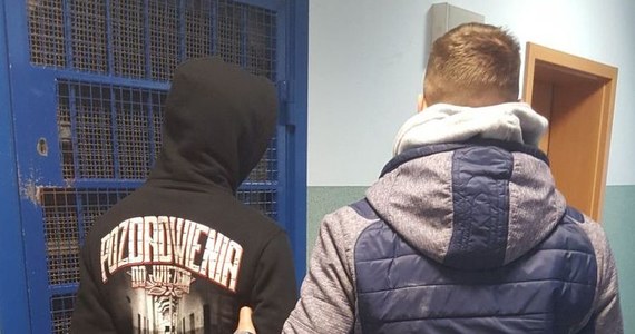 ​Gdańska policja zatrzymała dwóch mężczyzn podejrzewanych o pobicie pasażera miejskiego autobusu po tym, jak ten zwrócił im uwagę, gdy pili w pojeździe alkohol. Z uwagi na chuligański charakter zdarzenia 19- i 26-latkowi może grozić kara do 5 lat więzienia.