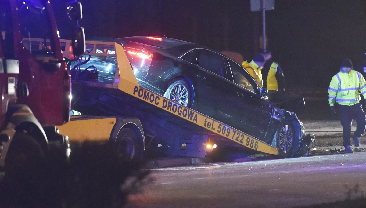 Nawiązka w wysokości 1500 zł - taką kwotę musiałby zapłacić Sebastian K., według prokuratury sprawca wypadku w Oświęcimiu, w którym ucierpiała premier Beata Szydło, jeśli przystałby na warunkowe umorzenie postępowania - dowiedzieli się dziennikarze śledczy RMF FM. Umorzenia chce prokuratura, natomiast obrońca młodego mężczyzny zamierza doprowadzić do procesu.