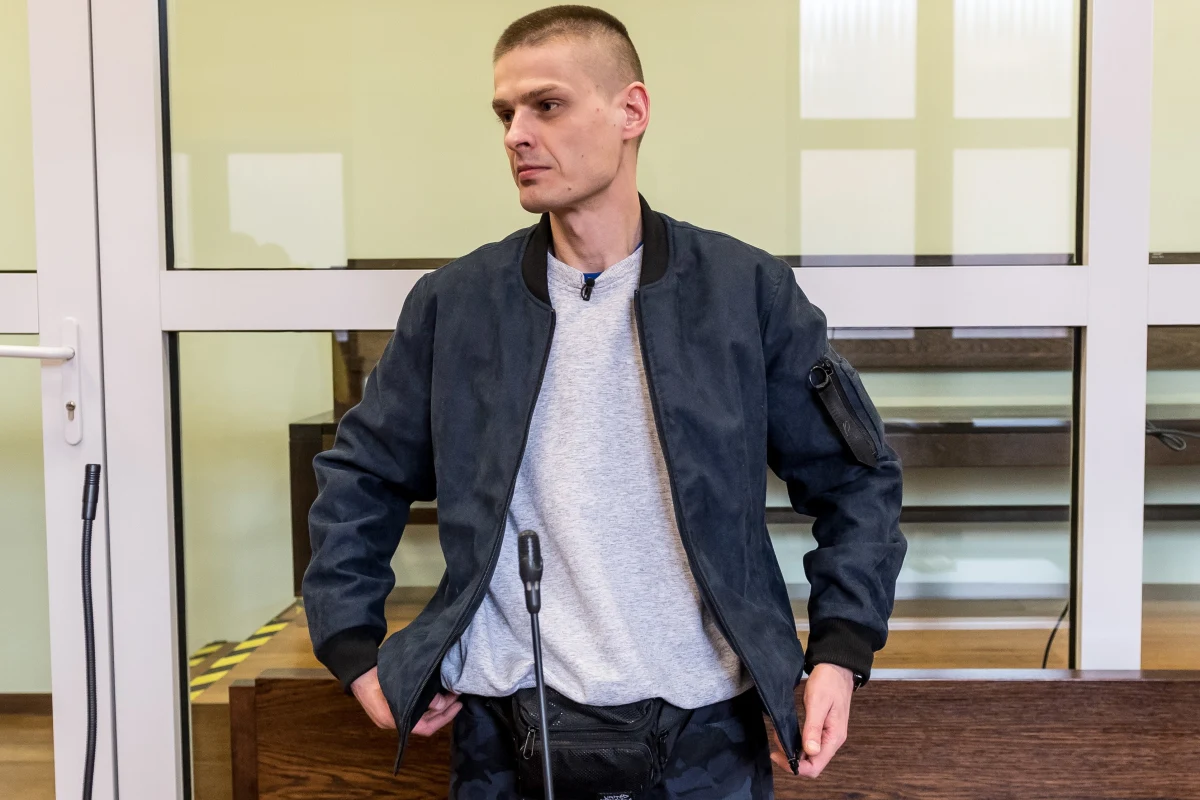 Wrocławski sąd pozytywnie rozpatrzył wniosek Tomasza Komendy o to, by nie umieszczać ponownie jego danych w Rejestrze Sprawców Przestępstw na Tle Seksualnym. Tomasz Komenda, który w 2004 r. prawomocnie został skazany na 25 lat więzienia za zabójstwo i zgwałcenie 15-latki, odsiadywał wyrok 25 lat więzienia w Zakładzie Karnym w Strzelinie. W ubiegłym tygodniu został przez sąd penitencjarny przy Sądzie Okręgowym we Wrocławiu warunkowo zwolniony z odbywania kary i wyszedł na wolność. Według prokuratury - która zgromadziła nowe dowody w tej sprawie - mężczyzna nie popełnił zbrodni, za którą został skazany.