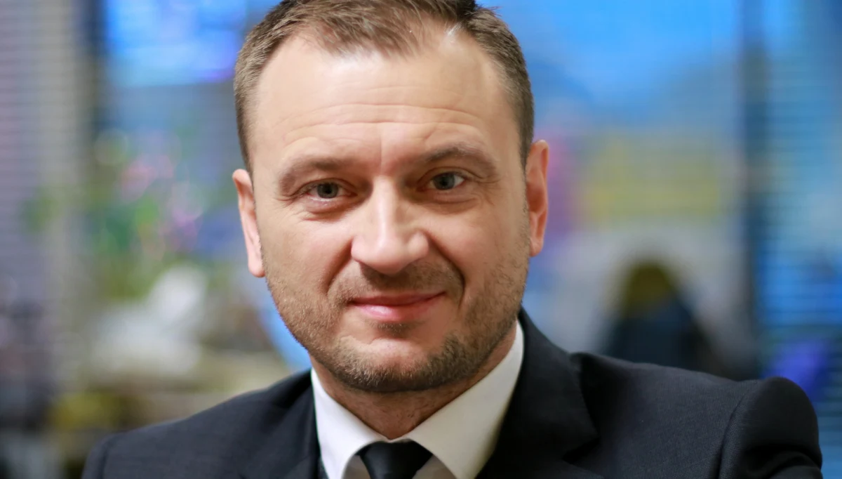 "Od wczoraj musimy mówić o programie 'Premia Plus' zamiast '500 Plus', matki z jednym dzieckiem zwracają 500 Plus, a ministrom w rządzie - poza pensją, która wynosi 120-130 tys. rocznie - należy się program 'Premia Plus'. I co miała do powiedzenia premier Szydło? Że się im to należy" - tak wczorajsze wystąpienie Beaty Szydło w Sejmie podsumował w Porannej rozmowie w RMF FM Sławomir Nitras. "Program '500 Plus' zostanie utrzymany, kiedy Platforma będzie u władzy, natomiast program 'Premia Plus' zostanie absolutnie zlikwidowany" - deklarował gość Roberta Mazurka. Nitras komentował też swój start w wyścigu o fotel prezydenta Szczecina. "Cieszę się na tę kampanię, uważam że będzie dobra dla miasta, jestem tego gwarantem" - zapewnił wspólny kandydat PO i Nowoczesnej. "PiS będzie rządził w Szczecinie tylko wtedy, kiedy będzie rządził Piotr Krzystek. Dzisiaj Joachim Brudziński bez najmniejszego problemu mebluje urząd miasta prezydentowi" - ocenił Nitras. Polityk PO recenzował również Grzegorza Schetynę. "Wydaje mi się, że najtrudniejsze sytuacje pokazują, że ma jakiś pomysł na zwycięstwo Platformy. Dla mnie kluczem jest umiejętność zjednoczenia wokół Platformy, wokół PO i Nowoczesnej dzisiaj, jak największej liczby środowisk. Nie chodzi o to, żeby być błyskotliwym, chociaż nie odbieram mu błyskotliwości" - dodał Nitras.