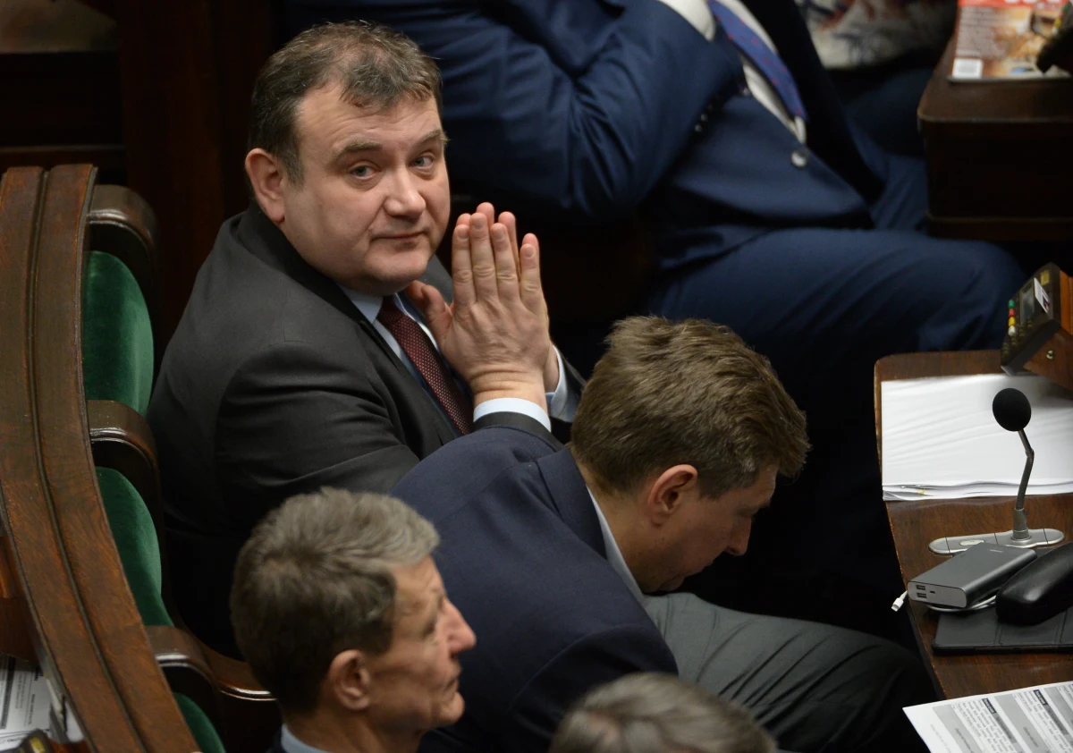 Nieoczekiwany zwrot w sprawie posła PO Stanisława Gawłowskiego. Wbrew zapowiedziom Sejm nie będzie dzisiaj głosował nad wnioskiem prokuratury o zgodę na zatrzymanie i tymczasowe aresztowanie polityka, któremu śledczy chcą postawić zarzuty korupcyjne. Jak donosi reporter RMF FM Krzysztof Zasada, wszystko wskazuje na to, że głosowanie odbędzie się dopiero po Wielkanocy.
