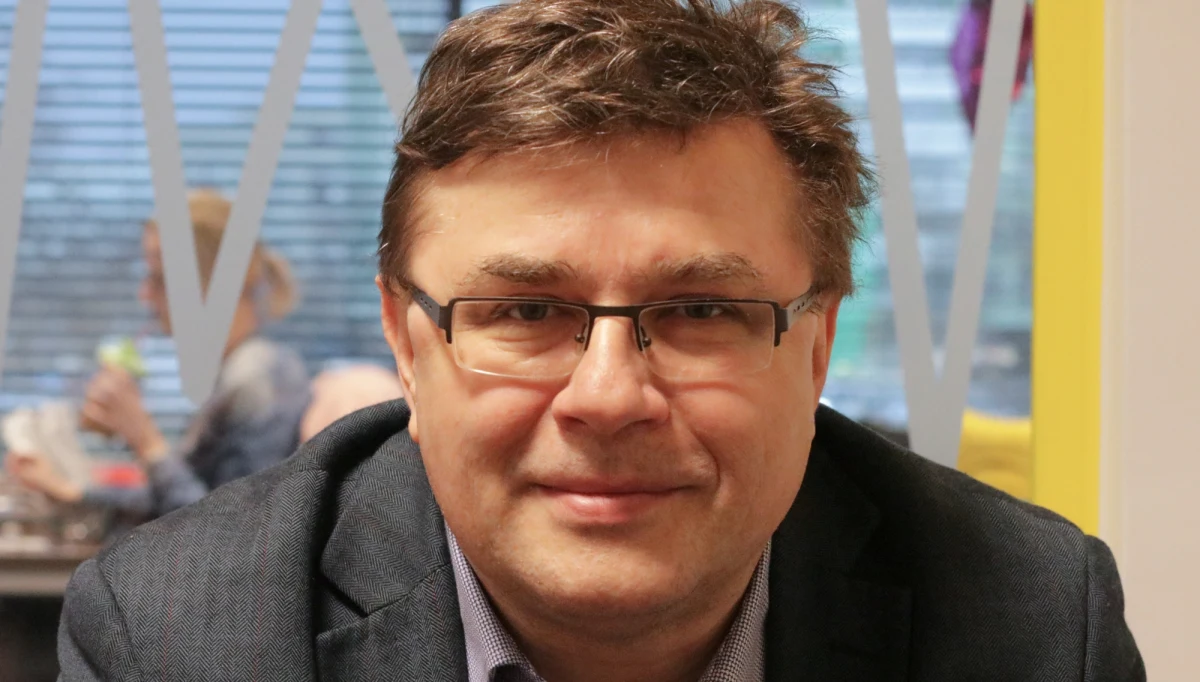 „Czasem człowiek może się nauczyć po dwóch latach bycia w polityce, by mówić bliżej ziemi. Cały czas to nie jest blisko ziemi. Mam wrażenie, że to opowiadanie takich bajek, w które powinniśmy wierzyć, żeby się lepiej poczuć” – tak wystąpienia premiera Mateusza Morawieckiego komentował w Popołudniowej rozmowie w RMF FM politolog Rafał Matyja. „Szewca widać po drobiazgach, a nie po tym, że on mówi, że będzie robił najlepsze buty na świecie i będziemy w nich biegać trzy razy szybciej” – dodał. Według gościa RMF FM, sprawa nagród dla ministrów na pewno odbierze PiS-owi część społecznego zaufania. „To są sumy rocznych dochodów dla wielu ludzi. Jako premia nie za bardzo pasują do ideałów dobrej zmiany” – komentuje. „Nikt z nas nie dostaje premii w postaci drugiego tyle, co się zarabia. Nie znam także firmy, która wypłaca regularnie premie wszystkim” – zaznacza. O „odchudzaniu” rządu powiedział: „Nie wiem, co to jest za plan. Chciałbym zobaczyć w BIP-ie, gdzie odwołani wiceministrowie wylądowali, bo jak w tych samych ministerstwach, to niewiele się zmieniło (…) To manewr czysto wizerunkowy” – mówił gość Marcina Zaborskiego.