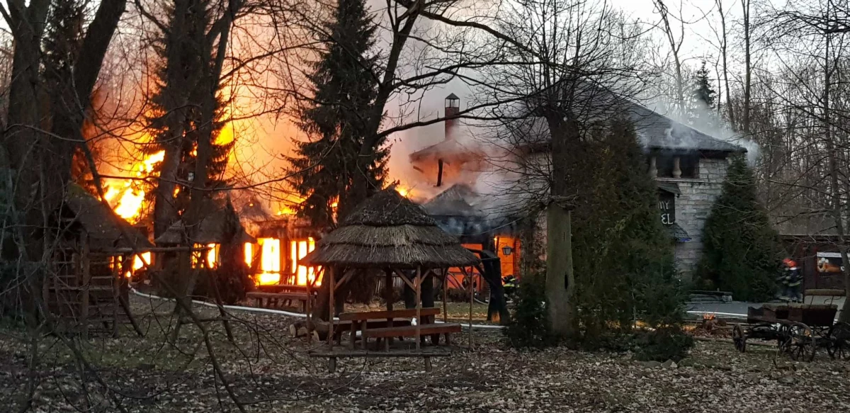 Pożar restauracji w Parku Śląskim w Chorzowie. Płomienie objęły około 200 metrów kwadratowych lokalu. Na szczęście - jak usłyszeliśmy od strażaków - w środku nikogo nie było.