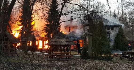 Pożar restauracji w Parku Śląskim w Chorzowie. Płomienie objęły około 200 metrów kwadratowych lokalu. Na szczęście - jak usłyszeliśmy od strażaków - w środku nikogo nie było.