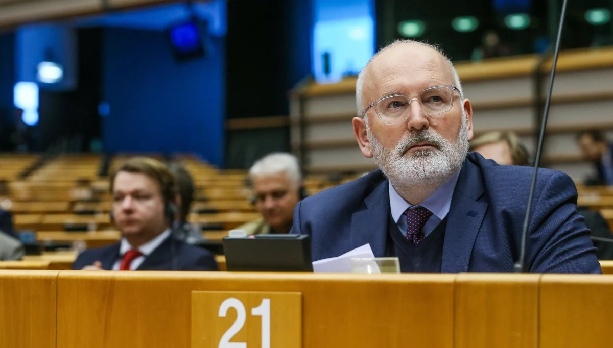 Pierwsze ustępstwo rządu w sprawie reformy sądownictwa jest zapowiedzią kompromisu z Komisją Europejską. To decyzja przełomowa. Celem rządu jest nie tylko wycofanie przez KE procedury artykułu 7. Traktatu UE, ale wzmocnienie pozycji Polski w UE. Na razie - po zapowiedzi zmian w ustawach o sądownictwie wydaje się - że możliwe będzie wycofanie przez KE z Trybunału Sprawiedliwości UE pozwu przeciwko Polsce w sprawie sądów powszechnych.