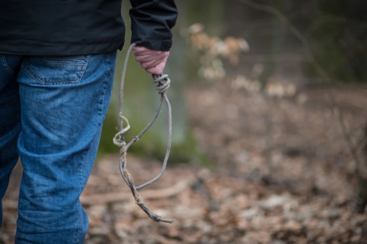 W Polsce jest więcej samobójców niż ofiar wypadków drogowych - alarmują eksperci, którzy spotkali się w Łodzi na I Kongresie Suicydologicznym. W obradach wzięło udział ok. 800 specjalistów z kraju i zagranicy, zajmujących się problematyką samobójstw.